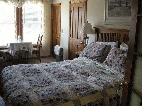 Room at the Shasta MountInn B&B